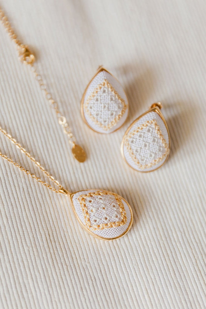 Karsaniki Teardrop Pendant Necklace Gold & White