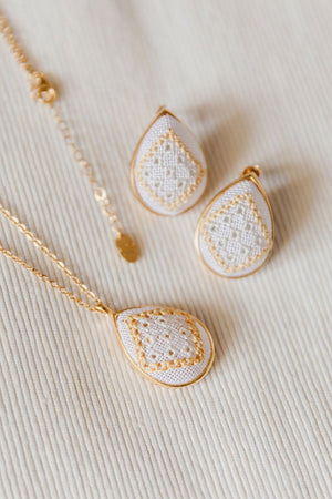 Karsaniki Teardrop Pendant Necklace Gold & White